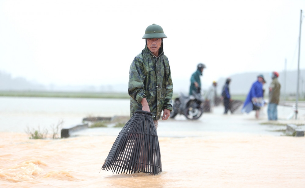 Tin nhanh - Người dân liều lĩnh đi bắt cá giữa dòng nước lũ (Hình 3).