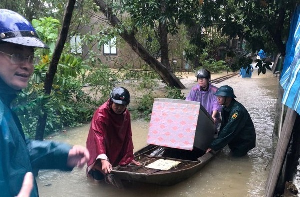 Tin nhanh - Bộ đội, công an Nghệ An ngâm mình trong nước cõng dân ra khỏi vùng lụt (Hình 4).