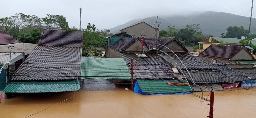 Tin nhanh - Nước ngập đến nóc, công an dỡ mái ngói kéo dân ra ngoài (Hình 6).