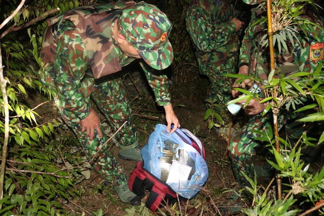 An ninh - Hình sự - Các đối tượng ma túy nổ súng chống trả, vứt 30 bánh heroin chạy trốn (Hình 2).