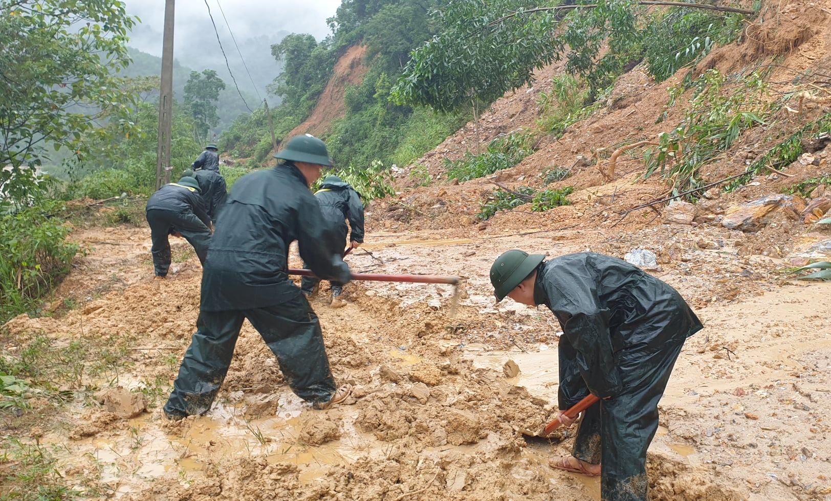 Tin nhanh - Bộ đội dầm mình trong mưa, lội bùn non giúp người dân khắc phục sau lũ (Hình 7).