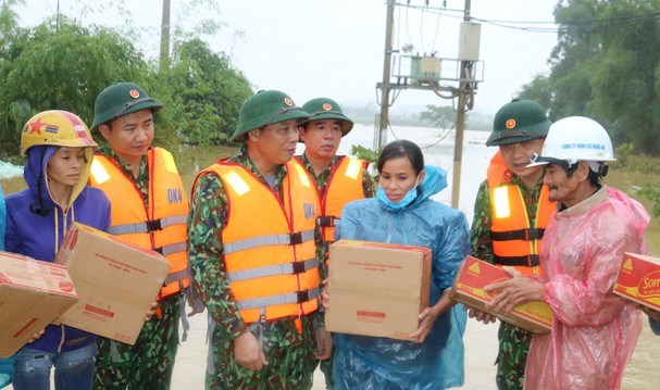 Tin nhanh - Bộ đội dầm mình trong mưa, lội bùn non giúp người dân khắc phục sau lũ (Hình 12).