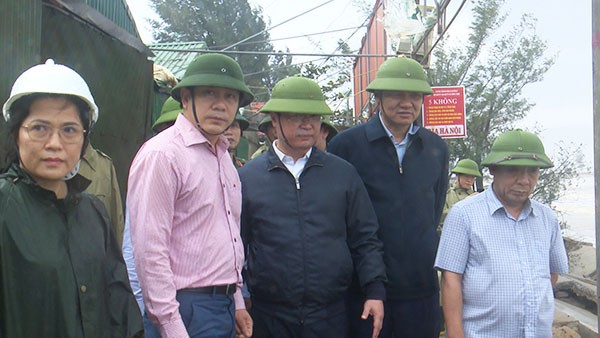 Tin nhanh - Xót xa kè bãi biển Cửa Lò bị sóng đánh tan hoang (Hình 5).