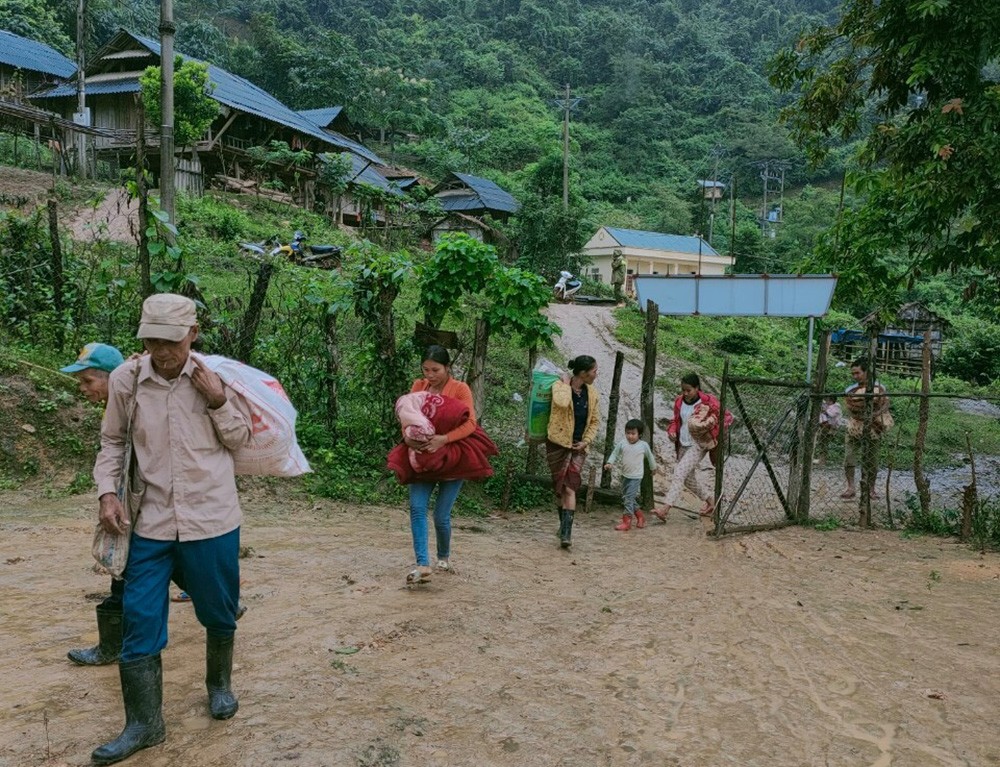 Tin nhanh - “Khối bom” đất treo lơ lửng trên đầu bản (Hình 5).