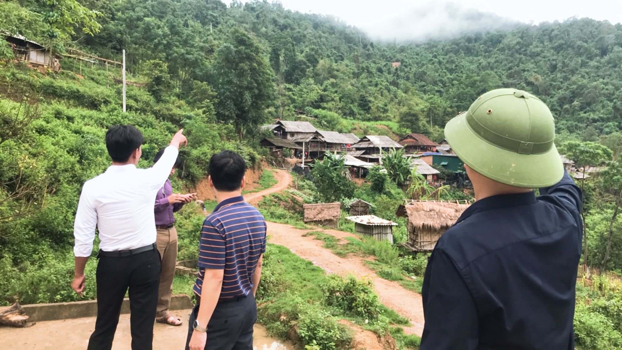 Tin nhanh - “Khối bom” đất treo lơ lửng trên đầu bản (Hình 2).