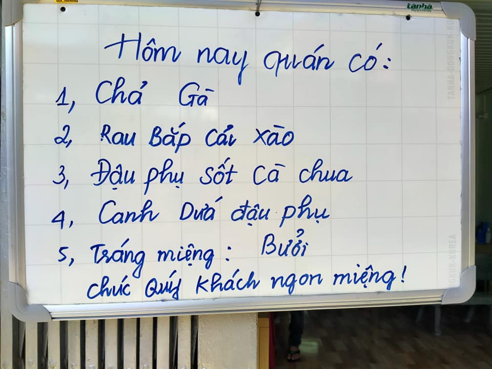 Dân sinh - Điều đặc biệt tại quán cơm 2.000 đồng ở Nghệ An và những mảnh đời khốn khó (Hình 4).