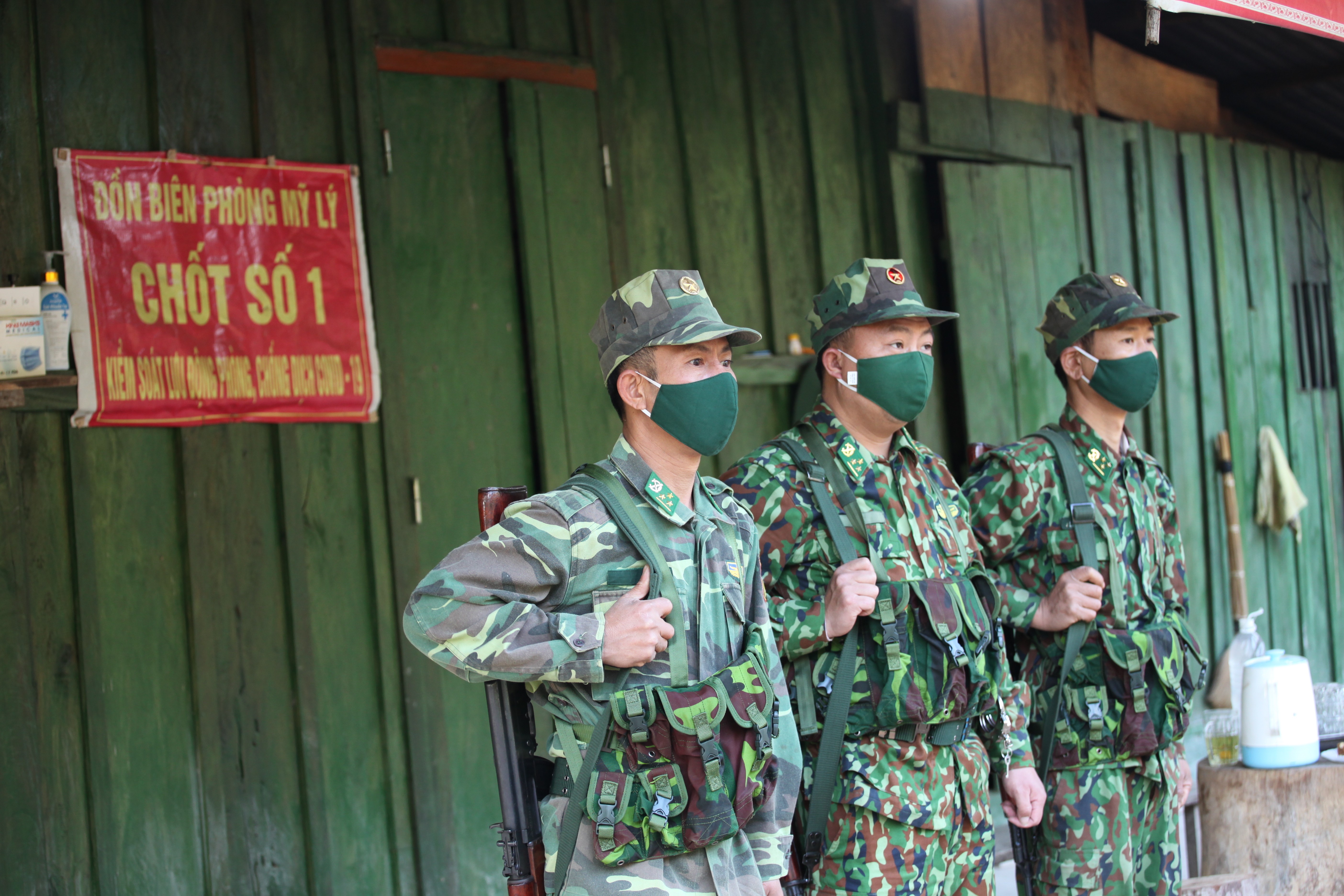 Chính sách - Chiến sĩ biên phòng đạp đá, lội suối tuần tra chống dịch Covid-19 (Hình 3).