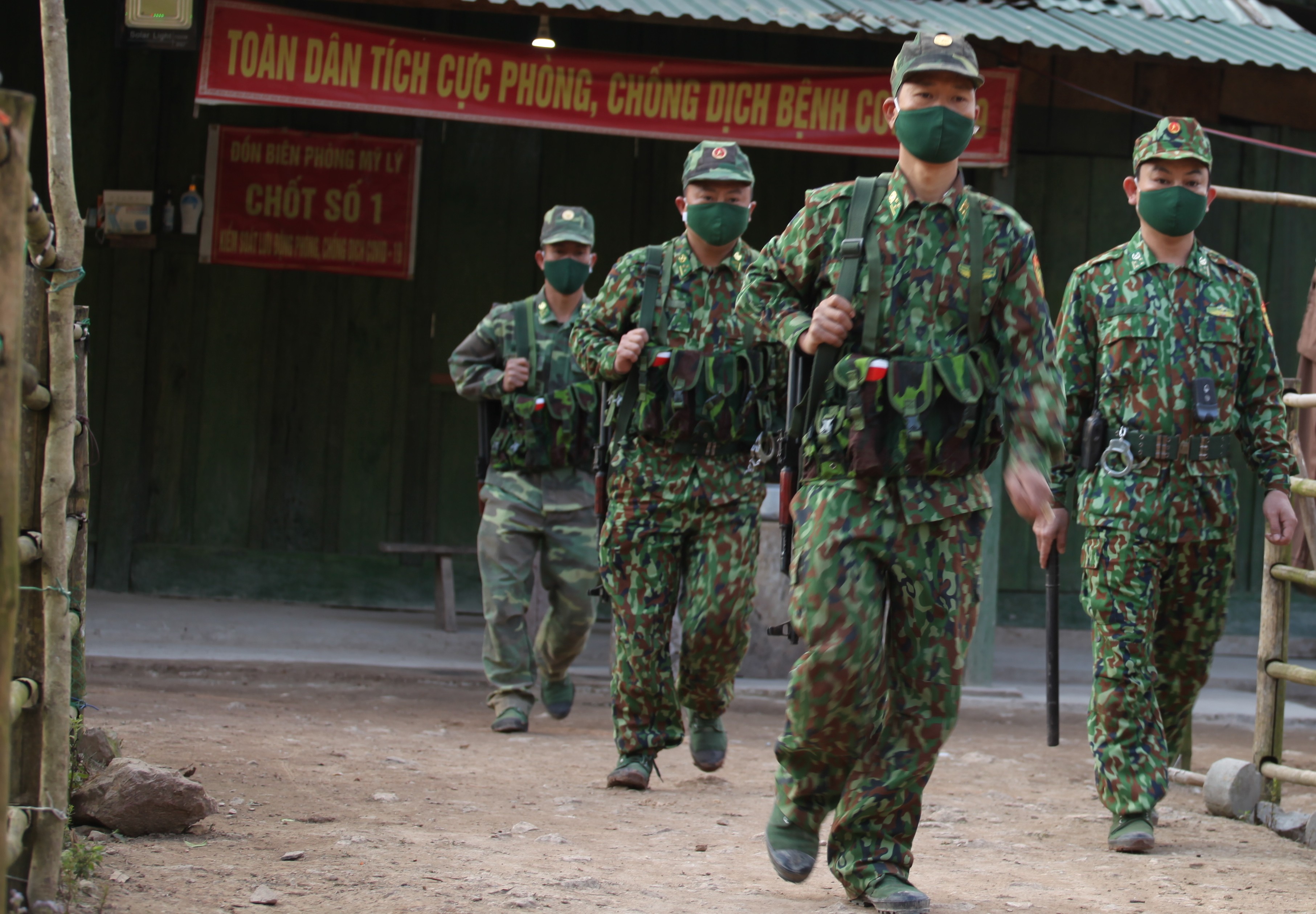 Chính sách - Chiến sĩ biên phòng đạp đá, lội suối tuần tra chống dịch Covid-19 (Hình 4).