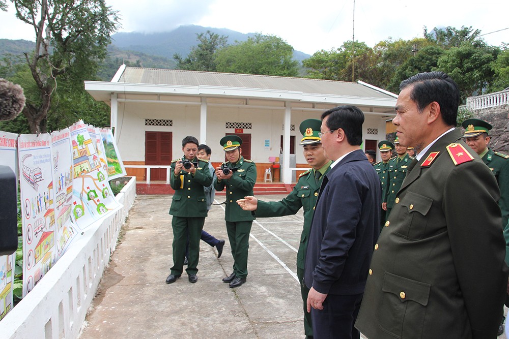 Chính sách - Bộ đội biên phòng sáng tạo độc đáo vẽ tranh tuyên truyền chống dịch (Hình 8).