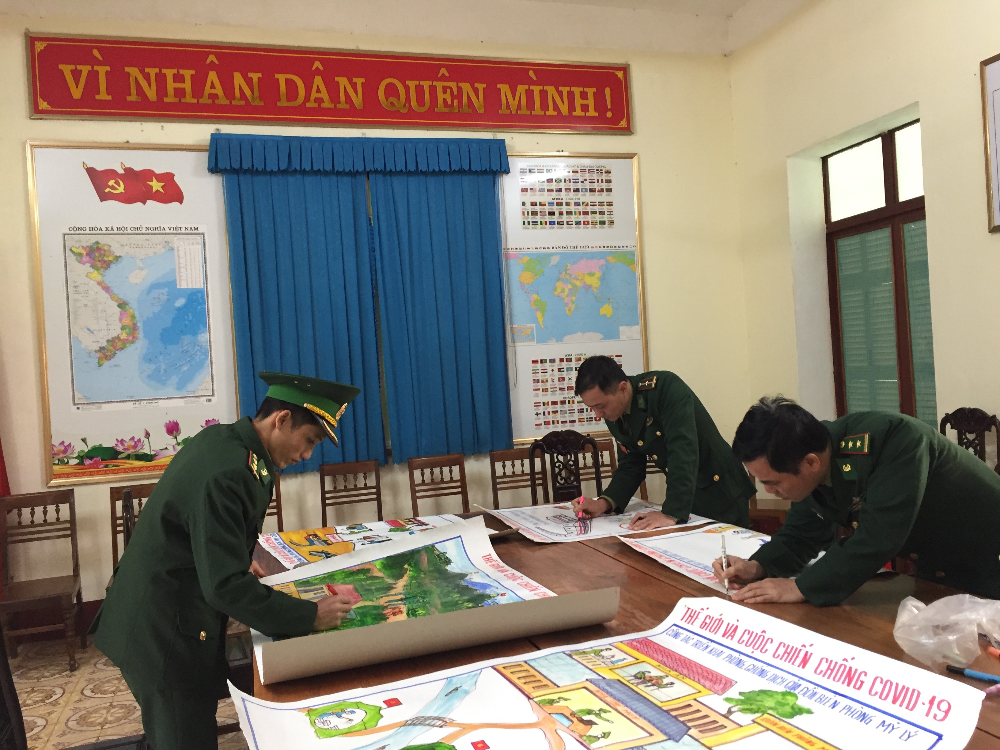 Chính sách - Bộ đội biên phòng sáng tạo độc đáo vẽ tranh tuyên truyền chống dịch (Hình 2).