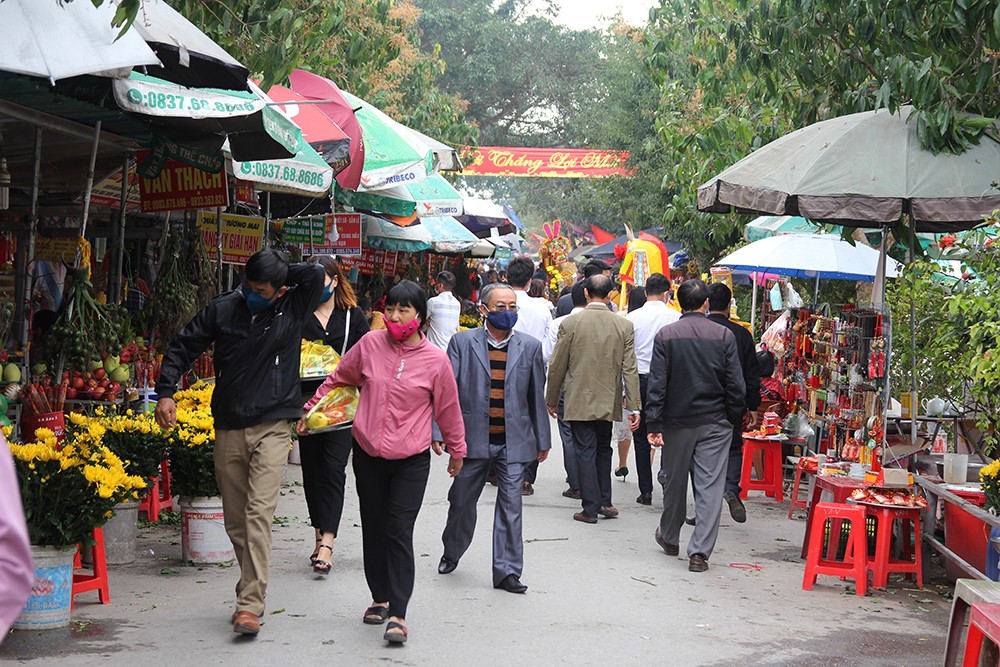 Văn hoá - Loa thông báo đeo khẩu trang, nhiều người vẫn “quên” khi đi lễ đầu năm (Hình 2).