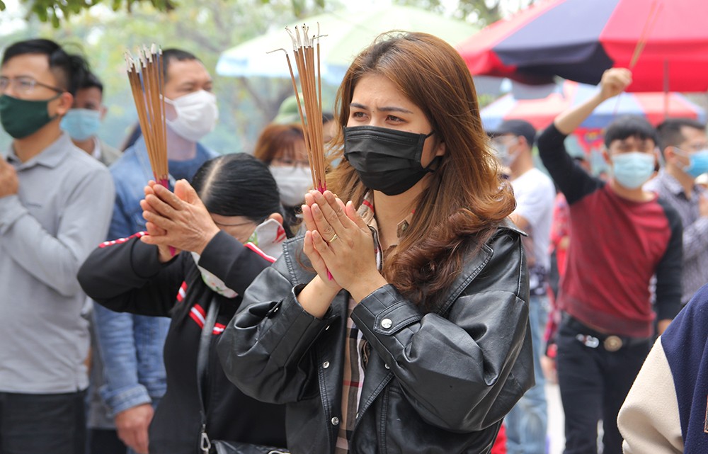 Văn hoá - Loa thông báo đeo khẩu trang, nhiều người vẫn “quên” khi đi lễ đầu năm (Hình 12).