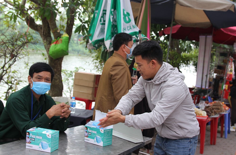 Văn hoá - Loa thông báo đeo khẩu trang, nhiều người vẫn “quên” khi đi lễ đầu năm (Hình 6).