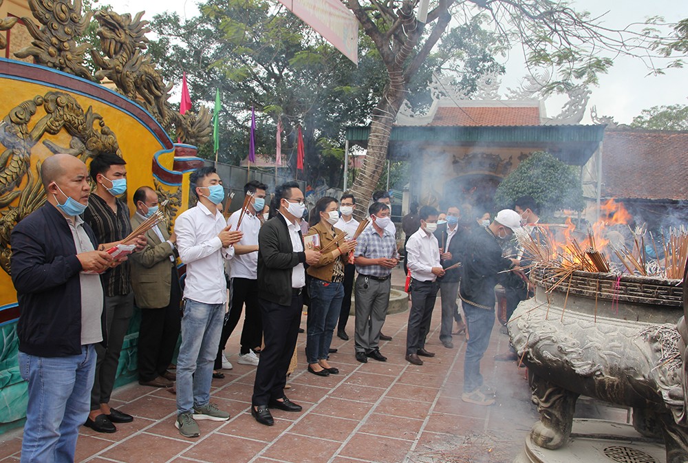 Văn hoá - Loa thông báo đeo khẩu trang, nhiều người vẫn “quên” khi đi lễ đầu năm (Hình 9).