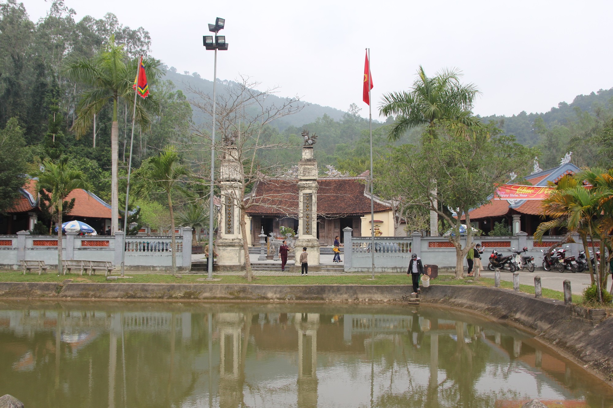 Văn hoá - Du khách thành kính dùng nước giếng “tẩy trần” tại đền vua Mai (Hình 2).