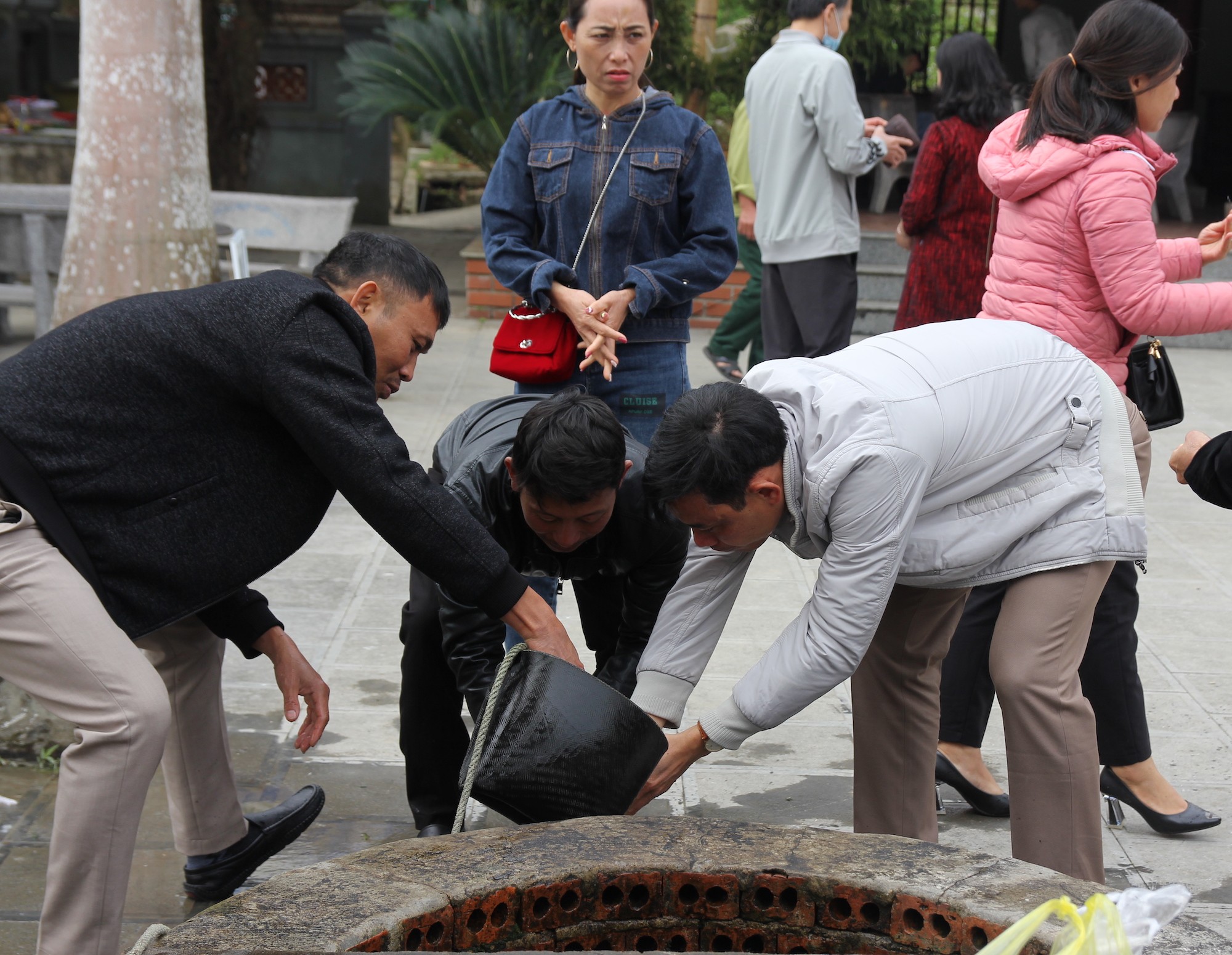 Văn hoá - Du khách thành kính dùng nước giếng “tẩy trần” tại đền vua Mai (Hình 5).