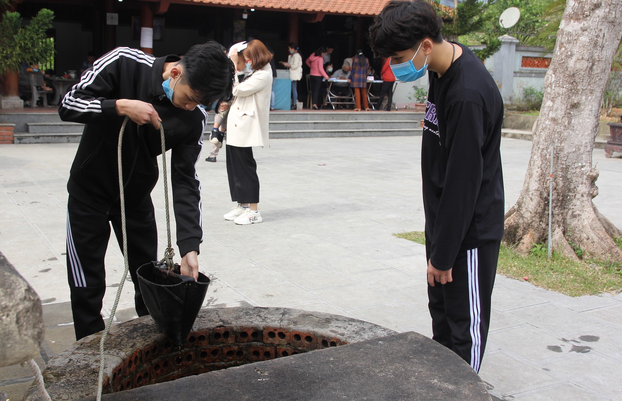 Văn hoá - Du khách thành kính dùng nước giếng “tẩy trần” tại đền vua Mai (Hình 6).