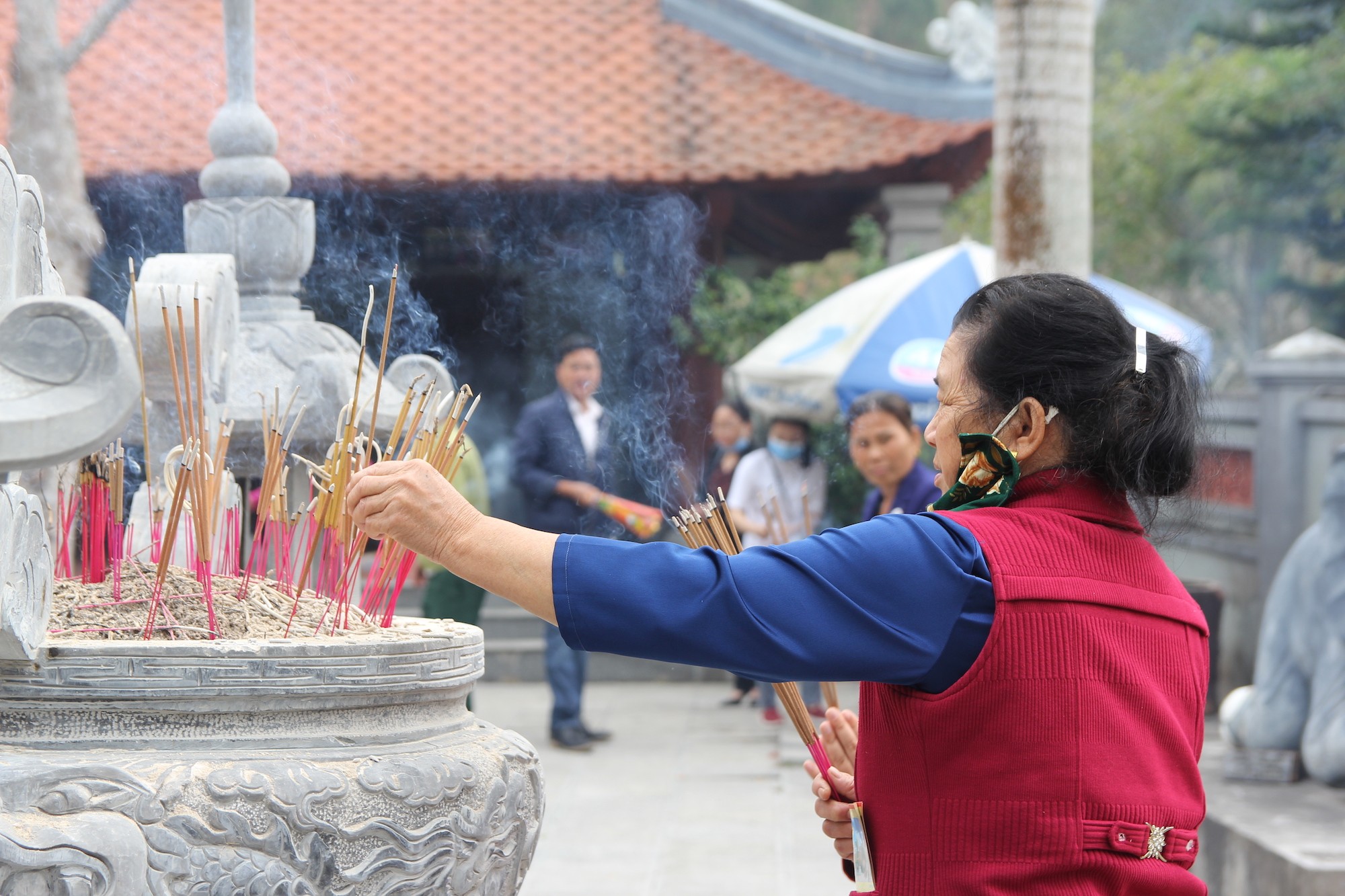 Văn hoá - Du khách thành kính dùng nước giếng “tẩy trần” tại đền vua Mai (Hình 4).