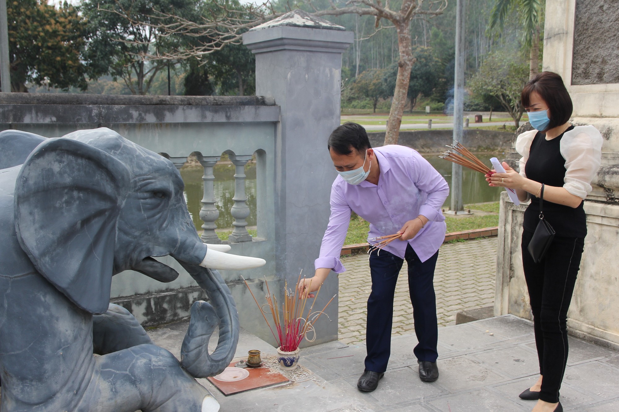 Văn hoá - Du khách thành kính dùng nước giếng “tẩy trần” tại đền vua Mai (Hình 8).