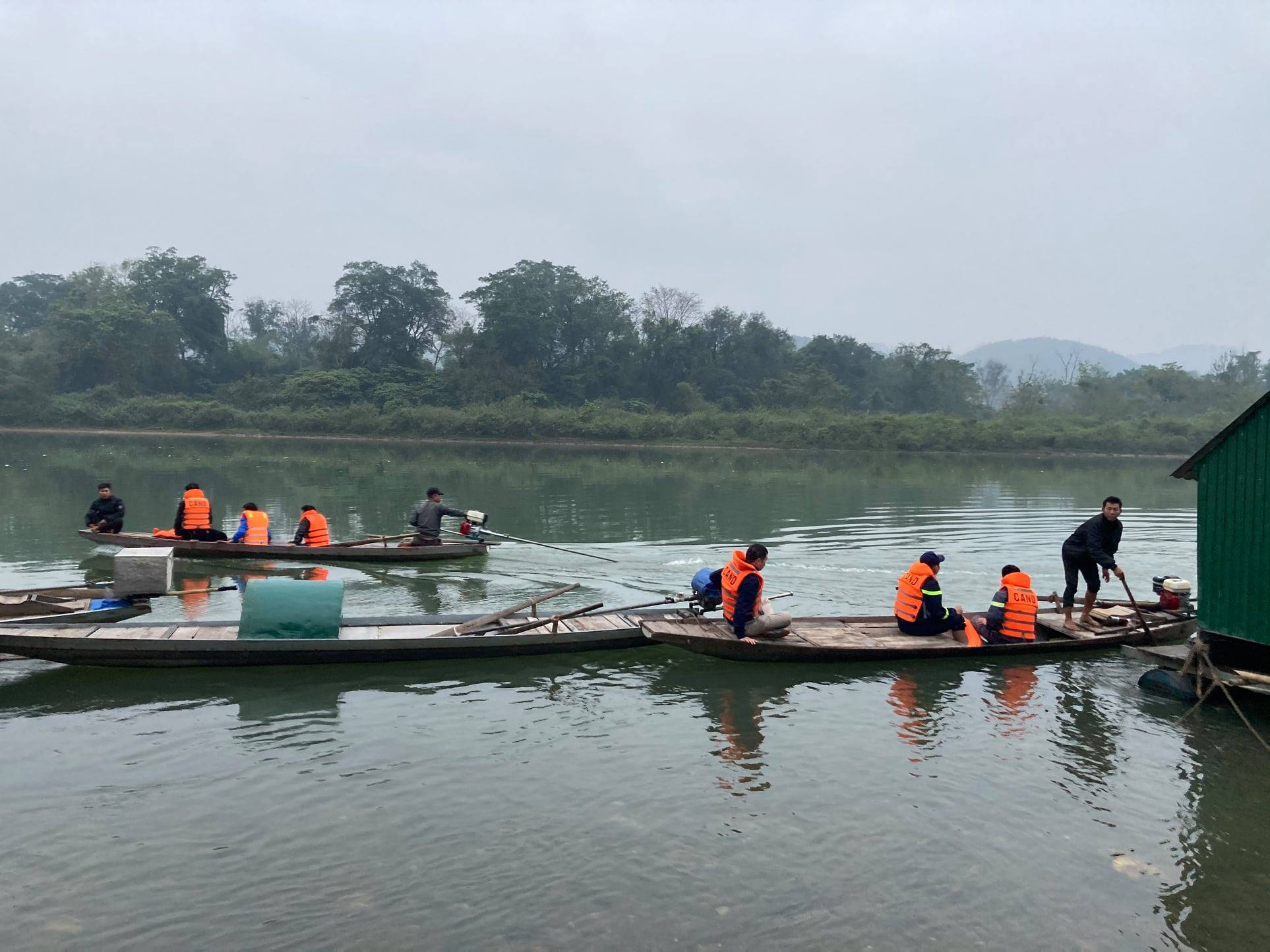 Tin nhanh - Trắng đêm tìm hiệu trưởng trường tiểu học nghi nhảy cầu tự vẫn