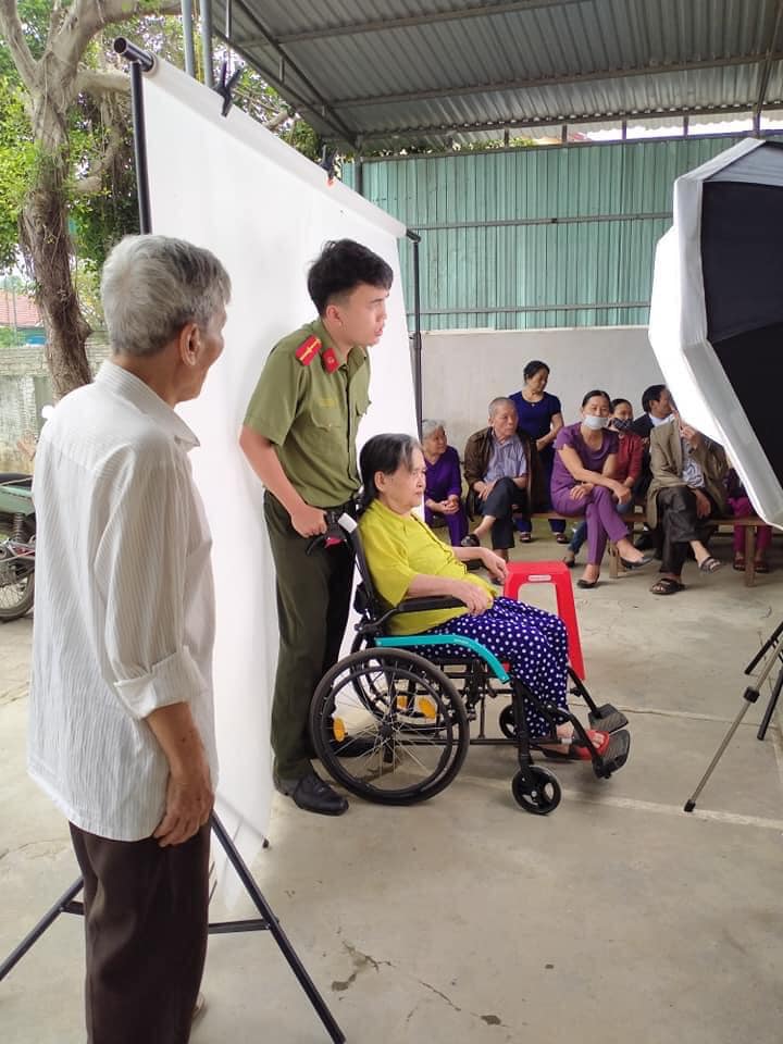 Dân sinh - Cụ bà đến làm thẻ căn cước lúc 1 giờ sáng, công an vẫn mở máy phục vụ (Hình 4).