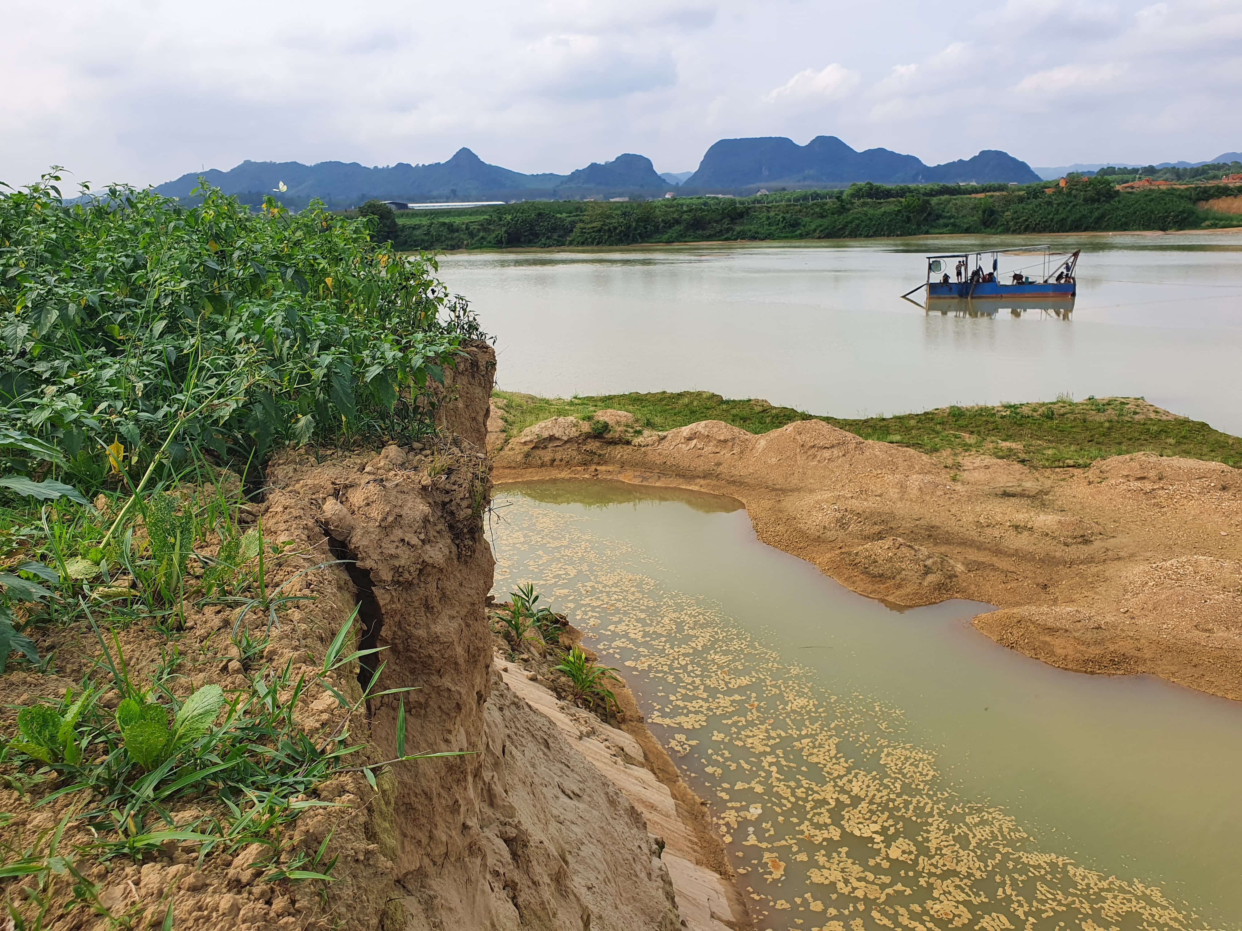 Môi trường - Đất canh tác của người dân bị sạt lở nghiêm trọng do công ty hút cát (Hình 3).