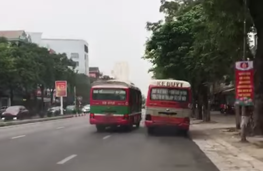 Dân sinh - Video: 2 xe bus lạng lách, đánh võng, chèn ép nhau trên đường (Hình 2).