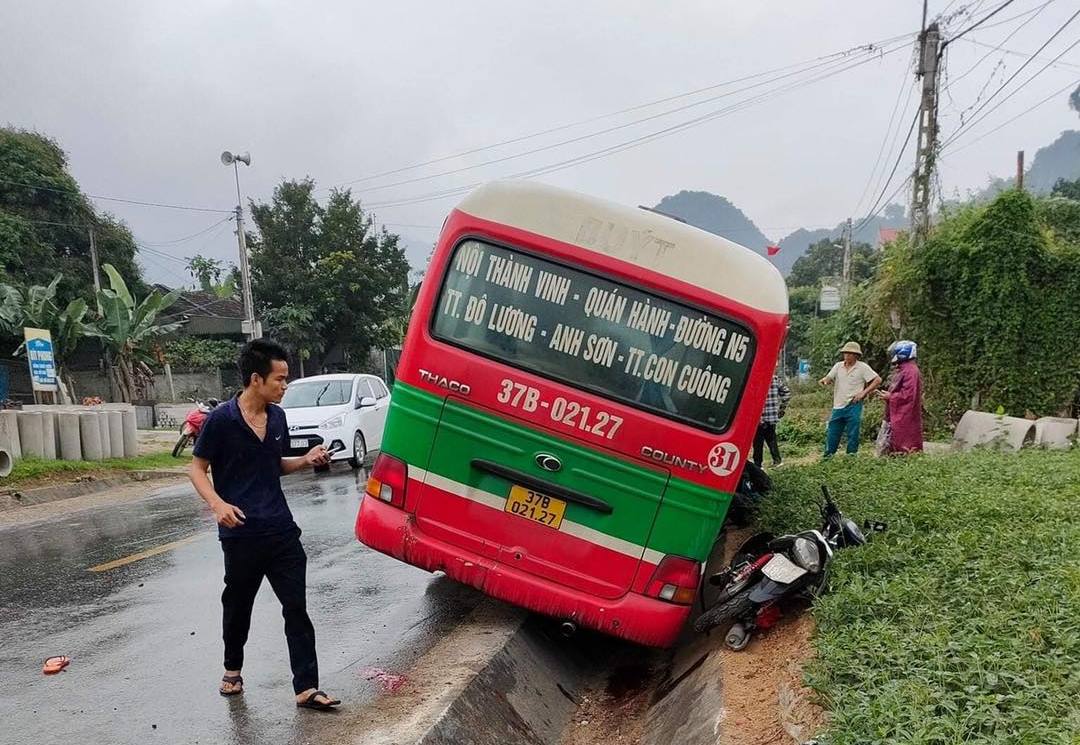 Dân sinh - Va chạm xe máy, xe buýt lao vào bé gái lớp 4 bên đường