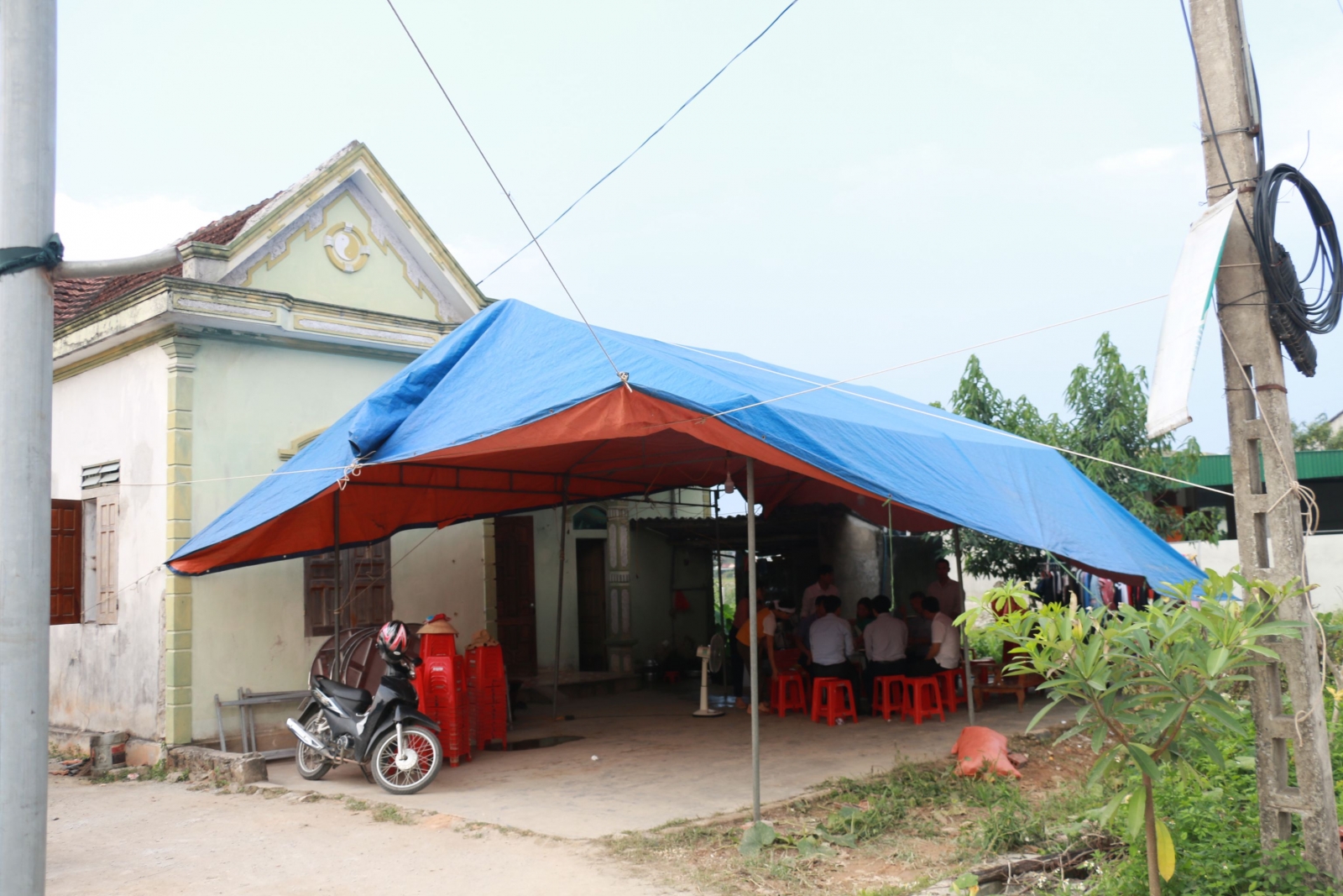 Gia đình - Cha òa khóc tại sân bay: Người con còn lại đã qua cơn nguy kịch (Hình 3).