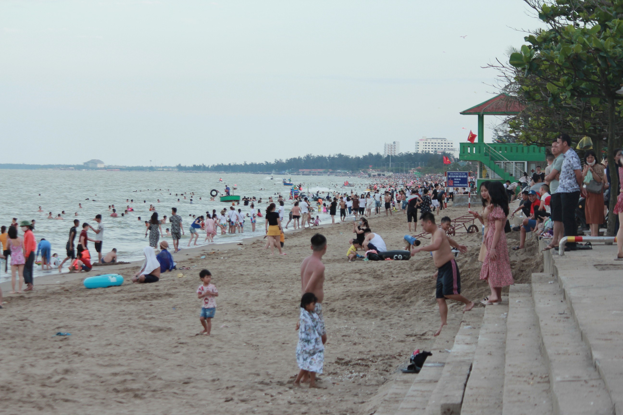 Sự kiện - Cửa Lò đông nghịt du khách ngày đầu tiên nghỉ lễ, nhiều người “quên” đeo khẩu trang (Hình 2).