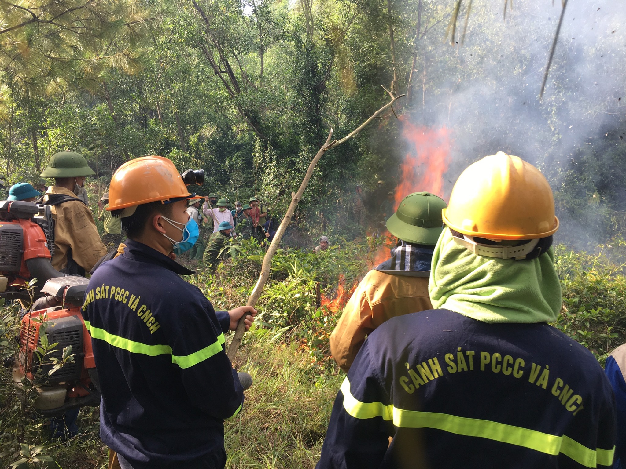 Dân sinh - Hàng trăm người đội nắng chữa cháy rừng ở Nghệ An (Hình 2).