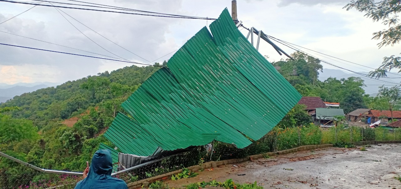 Dân sinh - Trường học bị tốc mái sau trận lốc xoáy kèm mưa đá (Hình 2).