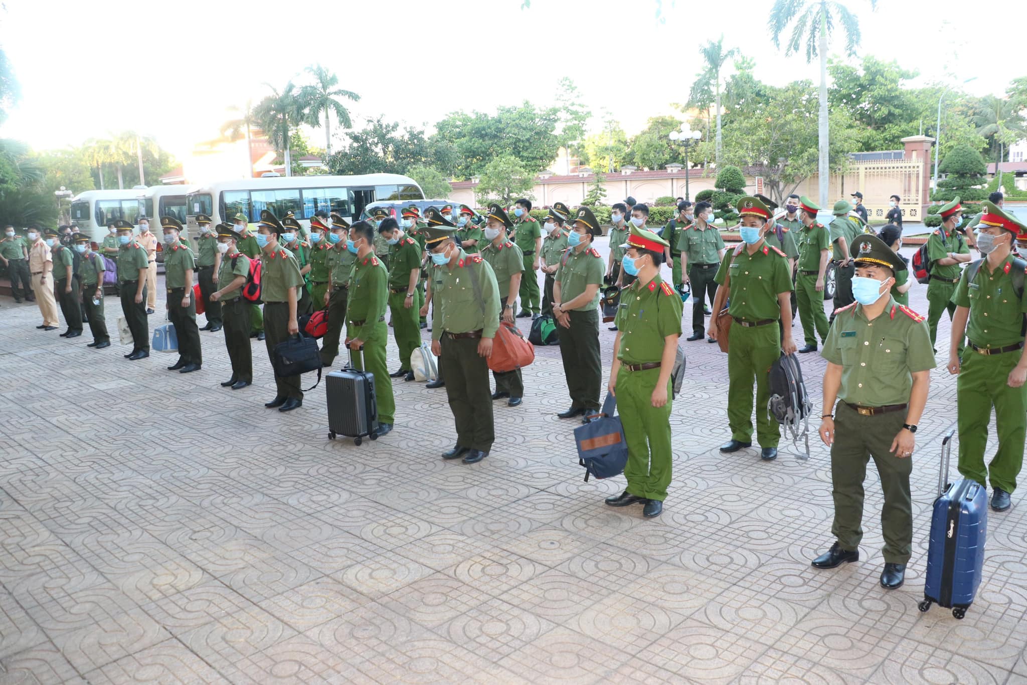 Dân sinh - Thầm lặng tuyến đầu chống dịch: Đội nắng nóng, 'căng mình' đứng chốt  (Hình 7).