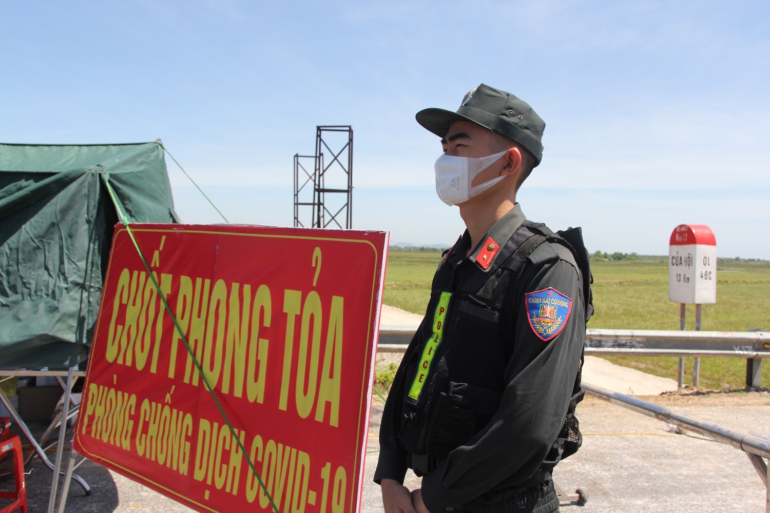 Dân sinh - Chùm ảnh: Lực lượng tuyến đầu làm nhiệm vụ dưới nắng bỏng rát của miền Trung (Hình 8).