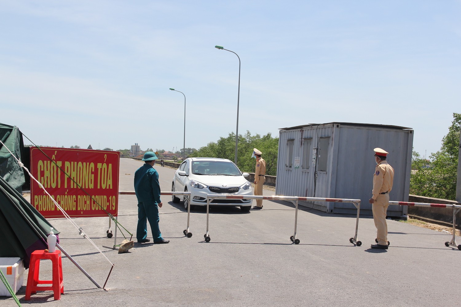 Dân sinh - Chùm ảnh: Lực lượng tuyến đầu làm nhiệm vụ dưới nắng bỏng rát của miền Trung (Hình 9).