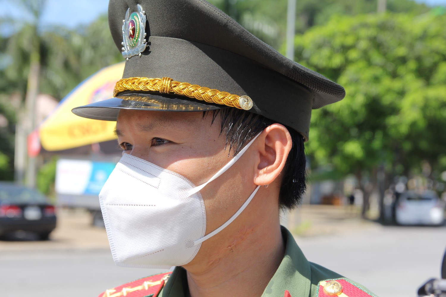 Dân sinh - Chùm ảnh: Lực lượng tuyến đầu làm nhiệm vụ dưới nắng bỏng rát của miền Trung (Hình 3).