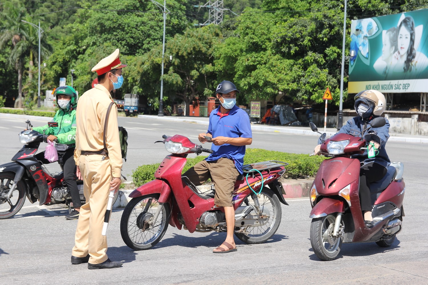 Dân sinh - Chùm ảnh: Lực lượng tuyến đầu làm nhiệm vụ dưới nắng bỏng rát của miền Trung (Hình 4).