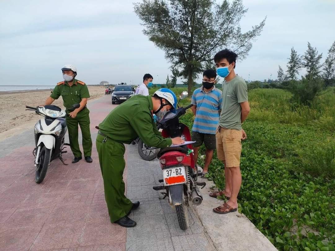 An ninh - Hình sự - Không đeo khẩu trang còn chống đối, thách thức công an