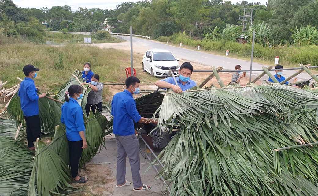 Dân sinh - Người dân thức đêm lợp lá cọ giúp chốt phòng chống dịch bớt nắng nóng (Hình 4).