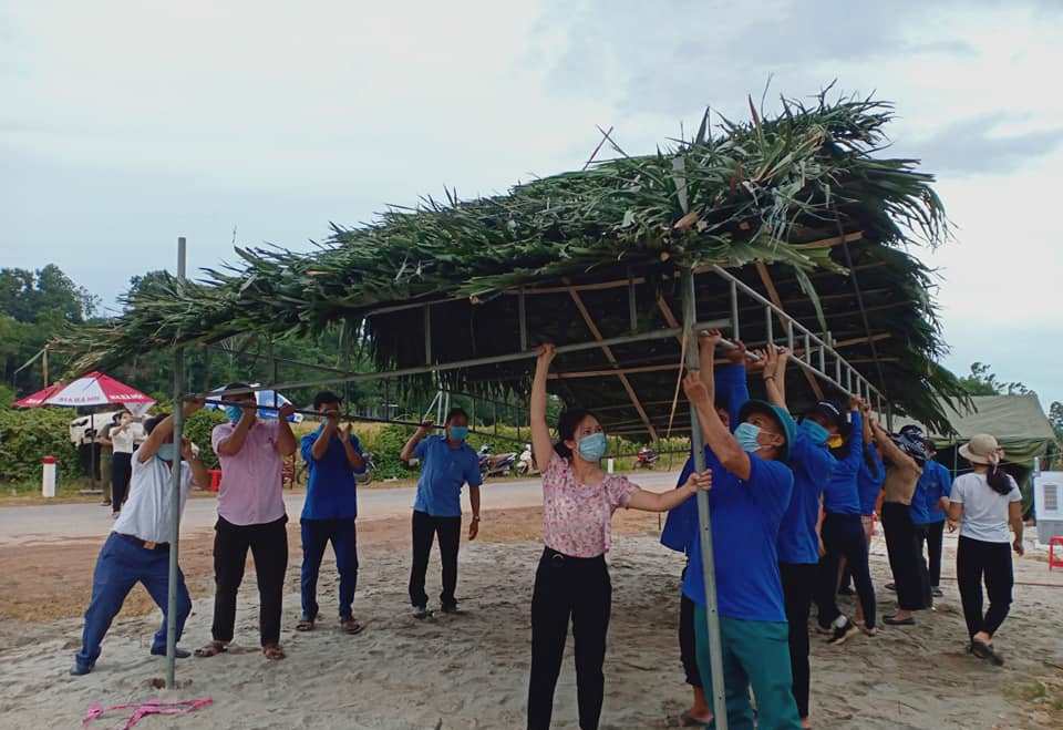 Dân sinh - Người dân thức đêm lợp lá cọ giúp chốt phòng chống dịch bớt nắng nóng (Hình 8).