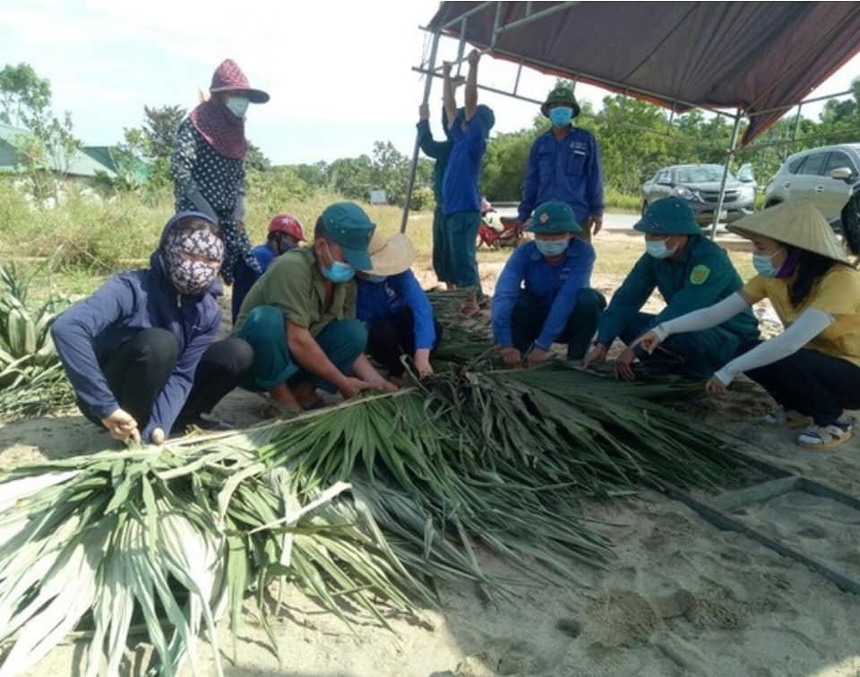 Dân sinh - Người dân thức đêm lợp lá cọ giúp chốt phòng chống dịch bớt nắng nóng (Hình 5).