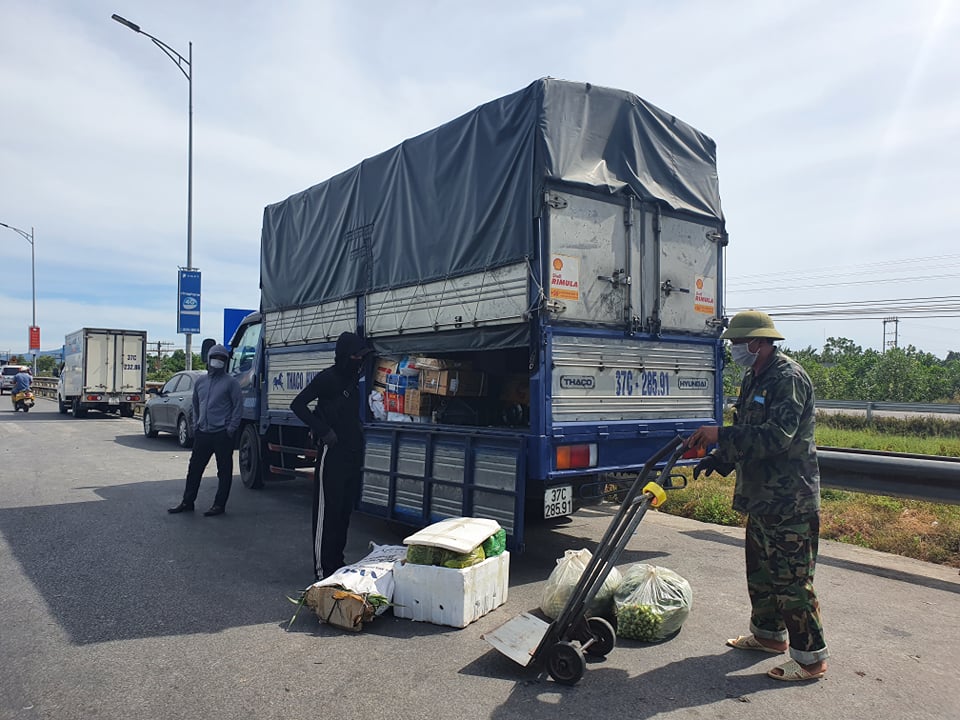 Dân sinh - Không được vào TP Vinh, người dân ký giấy tờ ngay tại chốt Covid-19 (Hình 4).