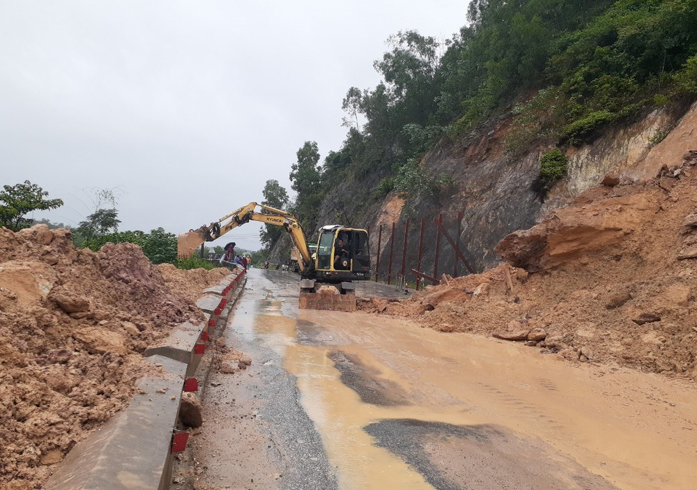 Dân sinh - Nghệ An: Mưa lớn kéo dài, hàng trăm khối đất đá đổ xuống quốc lộ