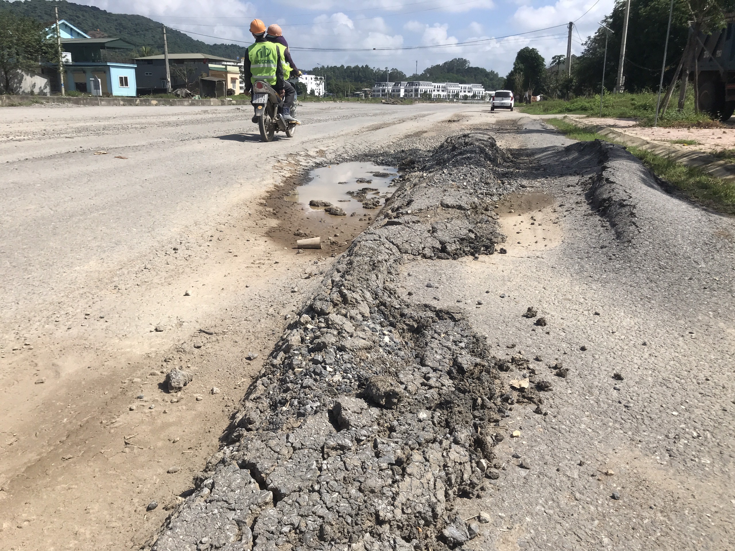 Dân sinh - Cận cảnh con đường chưa đầy 2km gần 300 tỷ đồng sụt lún nghiêm trọng (Hình 5).