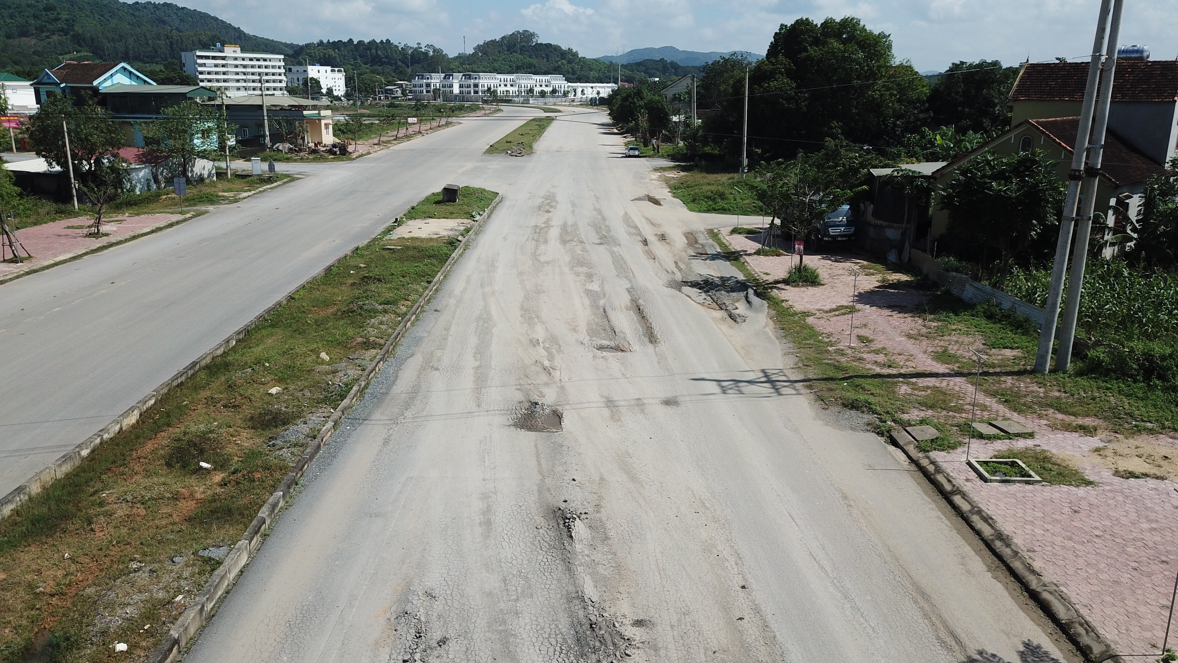 Dân sinh - Cận cảnh con đường chưa đầy 2km gần 300 tỷ đồng sụt lún nghiêm trọng (Hình 2).