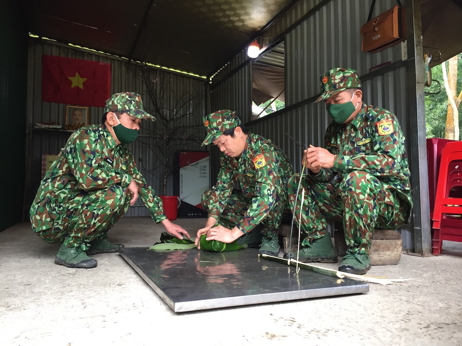 Dân sinh - Hoàn thành tuần tra biên giới, chiến sĩ gói bánh đón Tết biên cương (Hình 3).