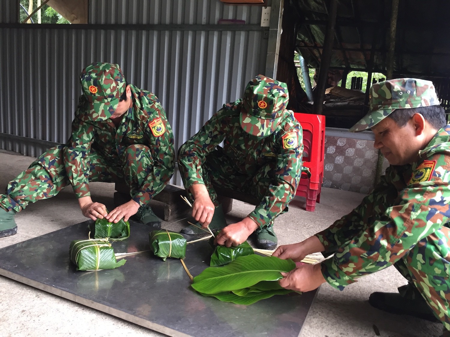 Dân sinh - Hoàn thành tuần tra biên giới, chiến sĩ gói bánh đón Tết biên cương (Hình 4).