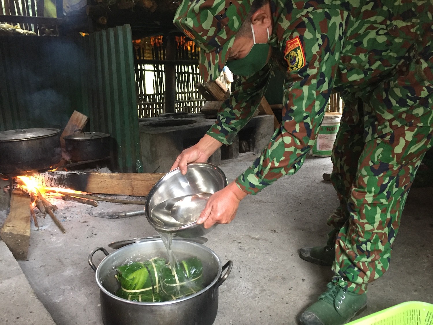 Dân sinh - Hoàn thành tuần tra biên giới, chiến sĩ gói bánh đón Tết biên cương (Hình 5).