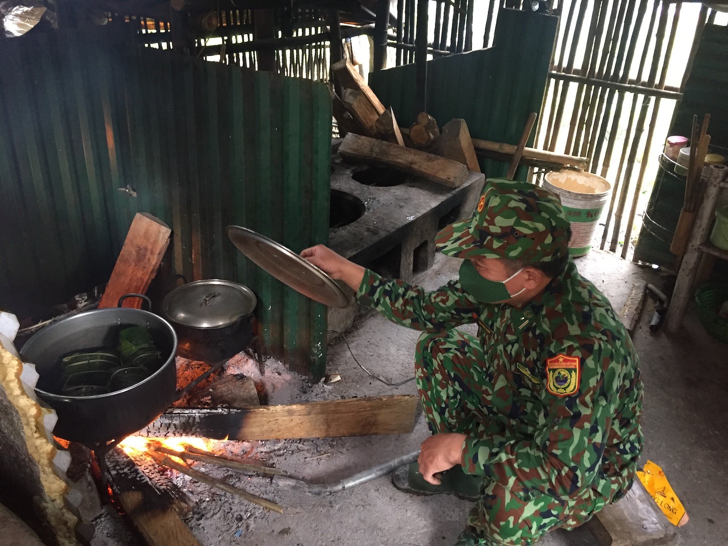 Dân sinh - Hoàn thành tuần tra biên giới, chiến sĩ gói bánh đón Tết biên cương (Hình 7).