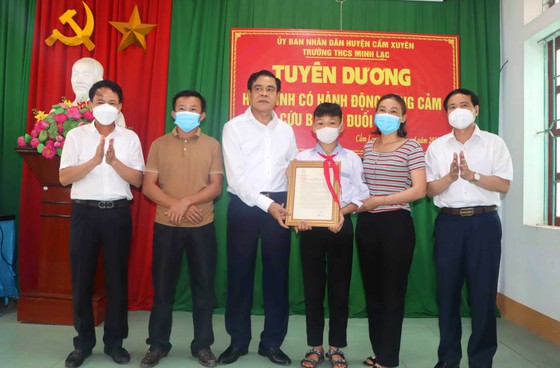 Giáo dục - Trao huy hiệu “Tuổi trẻ dũng cảm” cho nam sinh cứu người đuối nước (Hình 2).